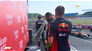 Lewis Hamilton steelt beker van Max Verstappen